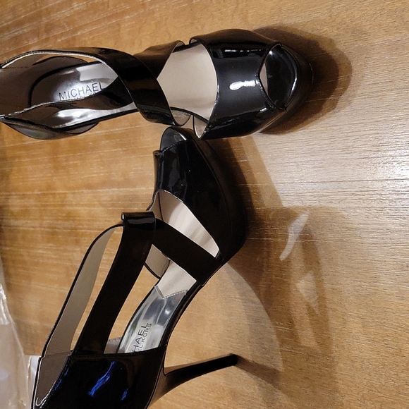 GORGEOUS MICHAEL KORS PATENT LEATHER HEELS - Picture 15 of 16